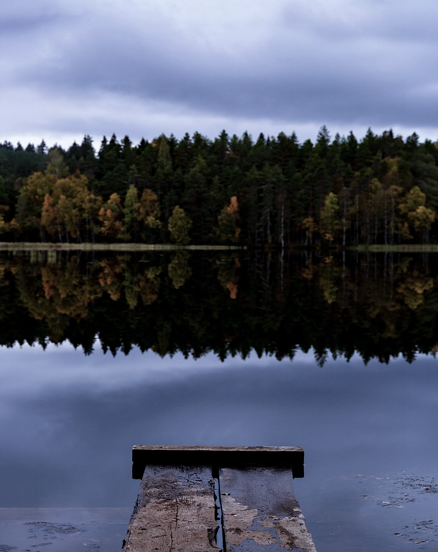 Kintulammin peilityyni pinta ja lankkulaiturin pää.