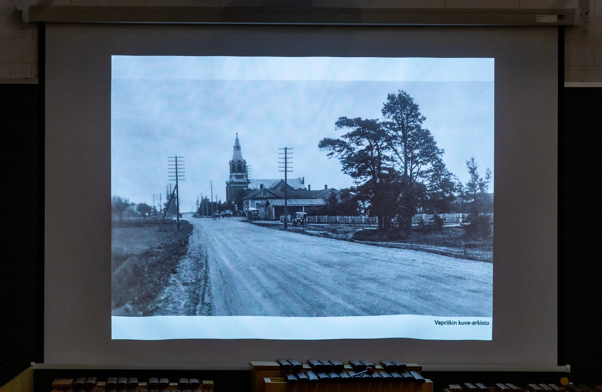 Maisemakuva Messukylänkadulta "uudelle" kirkolle päin.